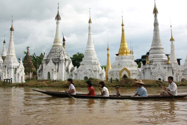 Naviguer Sur La Terre Dor Du Myanmar Temples Rivières Et Vie Locale.